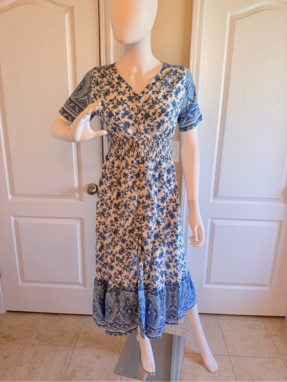 Blue & White Floral & Paisley Print V-neck Short Sleeve Midi Dress Size M